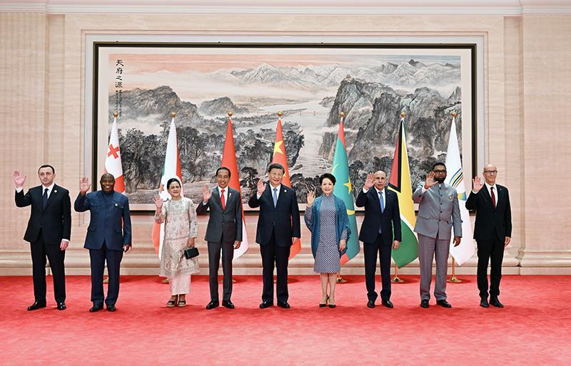 △2023年7月28日中午,习近平主席和夫人彭丽媛在四川省成都市金牛宾馆举行宴会,欢迎出席成都第31届世界大学生夏季运动会开幕式的国际贵宾。