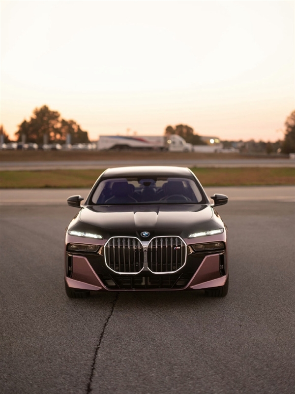 宝马最贵电动轿车!全新BMW i7 M70上市:起售价263万元