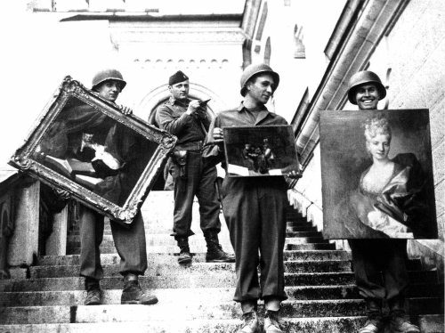 为拿回被纳粹劫掠的艺术瑰宝，一群同盟国的学者担任起“古迹卫士”的职责。图为“古迹卫士”展示夺回的艺术品。