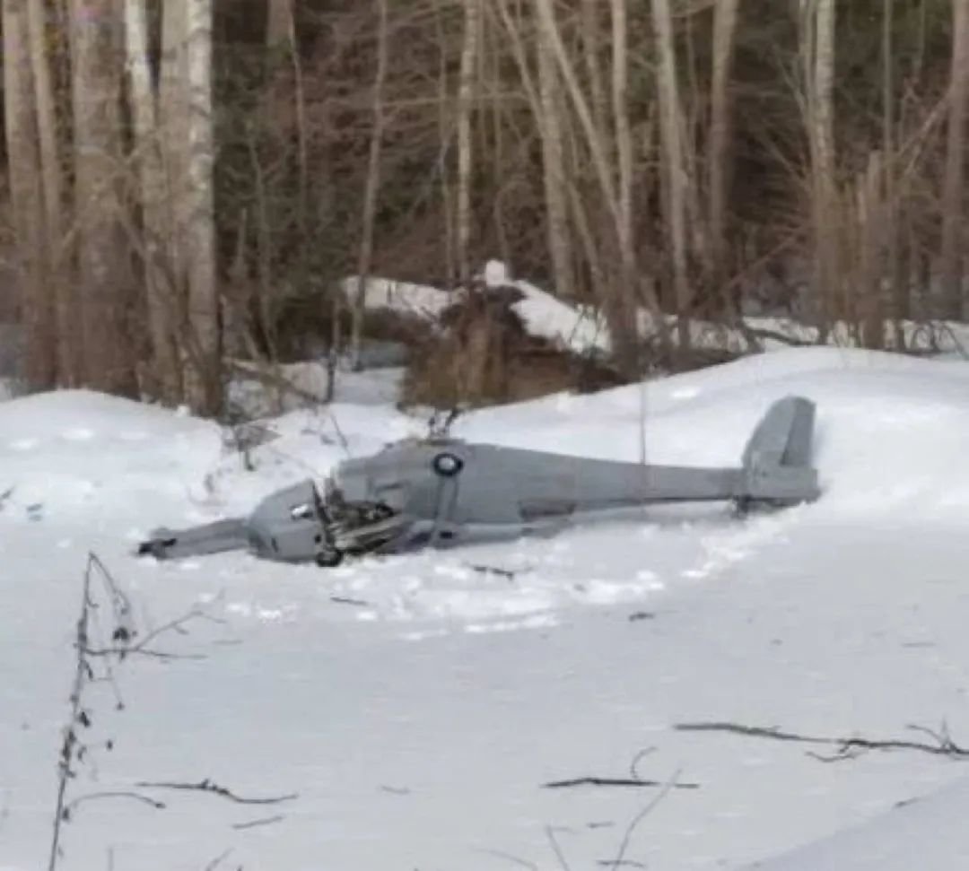   俄罗斯昨日发布一架UJ22无人机残骸照片，该无人机坠机地点在gubastovo，是在莫斯科与梁赞之间，距离乌克兰边境460公里，而距离莫斯科仅90公里，该无人机并未装置20公斤有效载荷，问题在于这款乌克兰研制的无人机极不稳定速度也不快，每小时速度仅160公里，它极可能是一种试探而最终自行掉落。