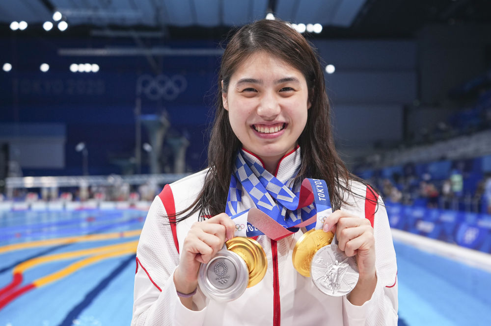 2021年8月1日，中國選手張雨霏展示她在東京奧運會女子200米蝶泳、女子4X200米自由泳接力項目中收獲的兩枚金牌，以及在女子100米蝶泳和男女混合4X100米混合泳接力項目中收獲的兩枚銀牌。新華社記者許暢攝