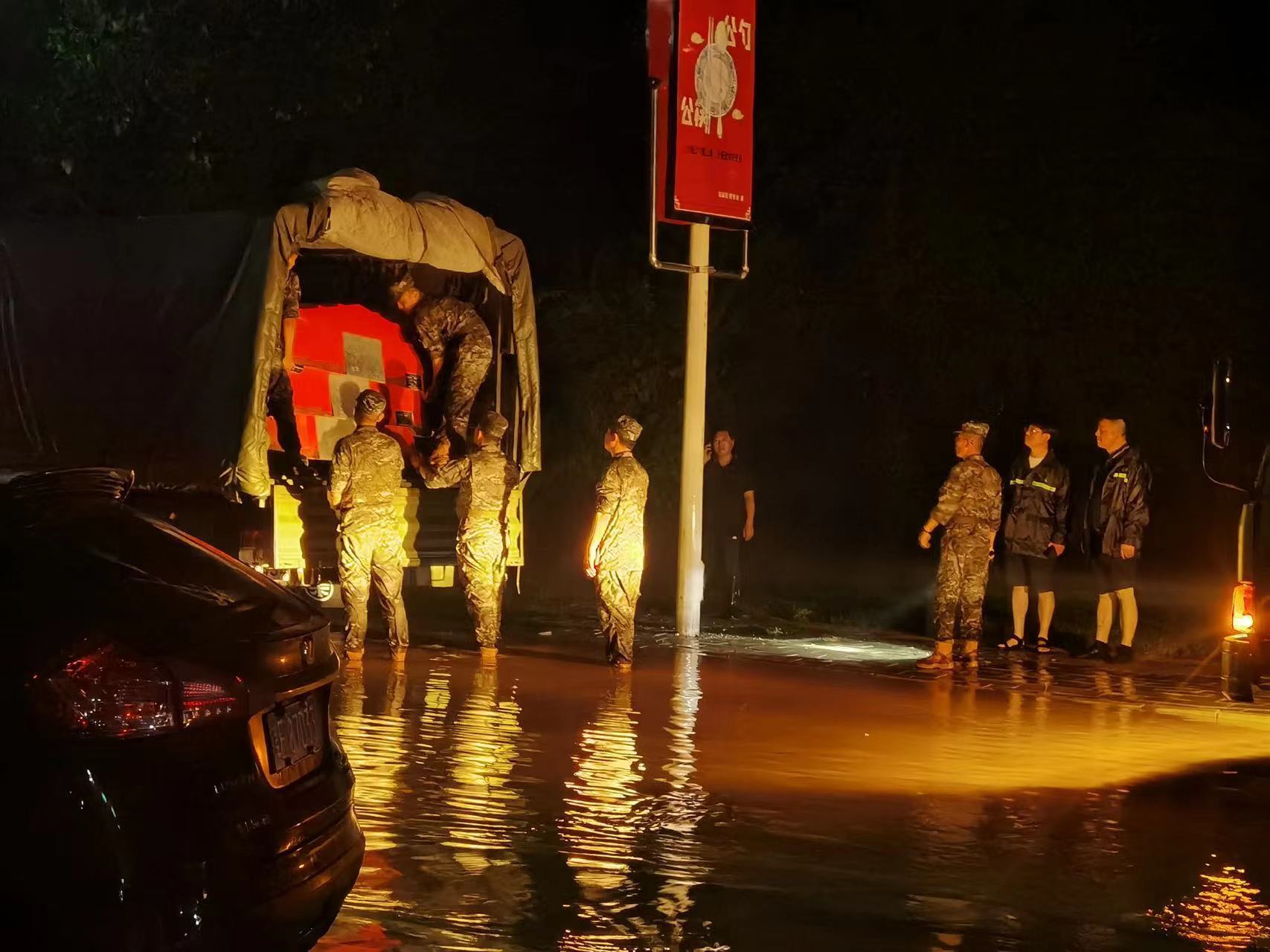 救援队进入中图网的涿州园区。