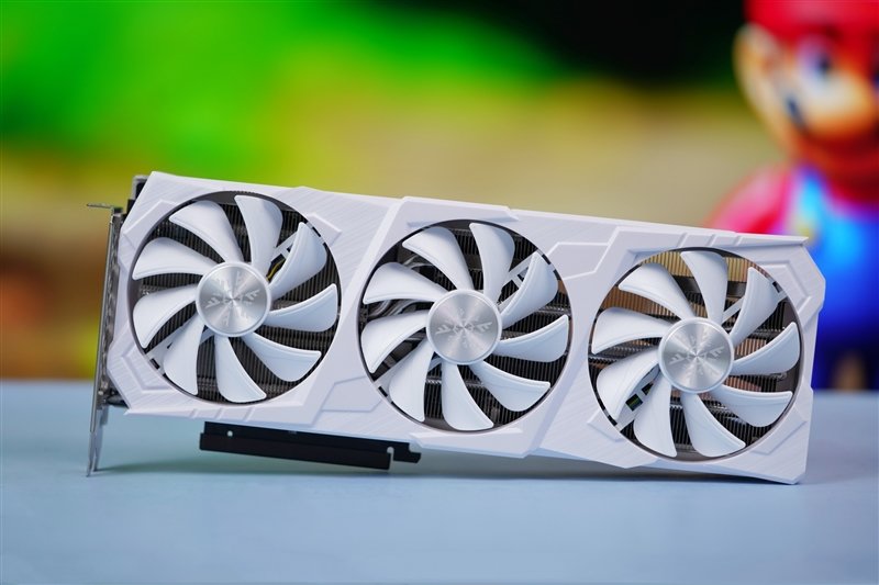 纤薄身材也能满血发挥!耕升RTX 4070踏雪评测:2K游戏通吃的高颜值显卡