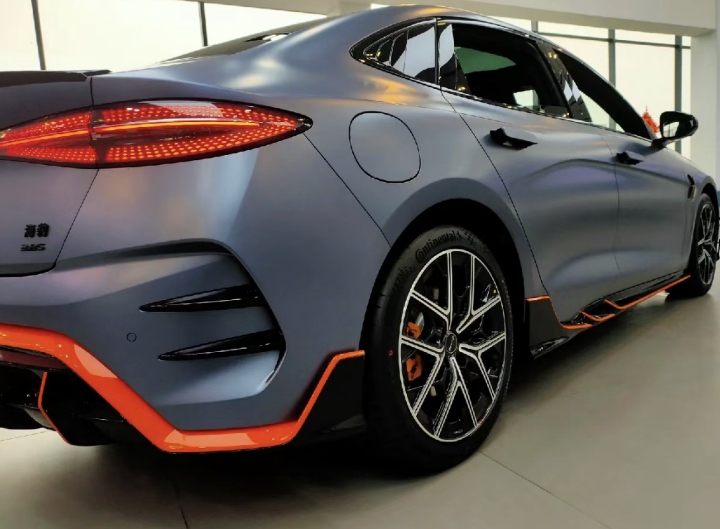 比亚迪海豹四驱勒芒橙套件版到店,运动元素加持,3.