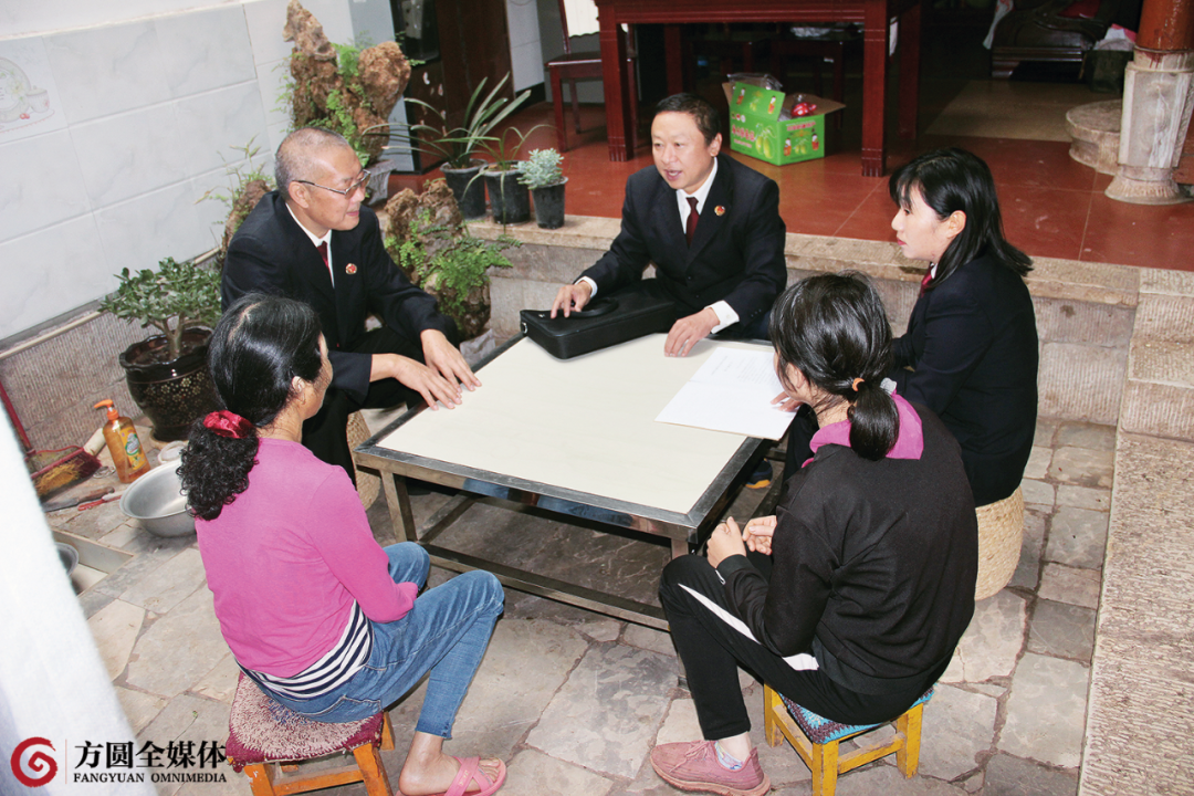 案件承办人王云坤（右三）前往张妤珍家中了解情况。（图片来源：受访者供图）