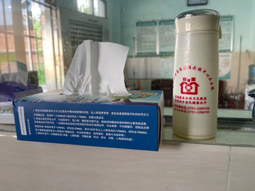 陈巧灵的卫生站随处可见慢病管理的宣传物资