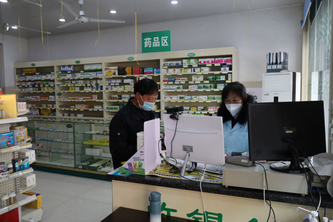 村民在开化县桐村镇唯一的药店中购药。