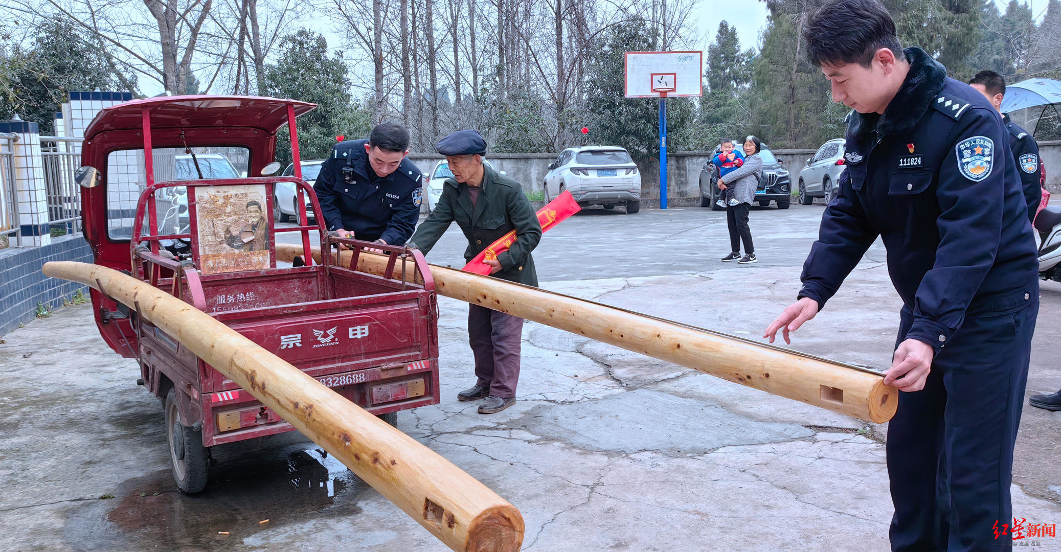 ↑何大爷反复测量,确认龙杠是他的