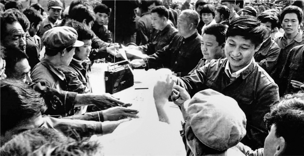 △1984年10月，习近平在正定县城街头发放民意调查表。