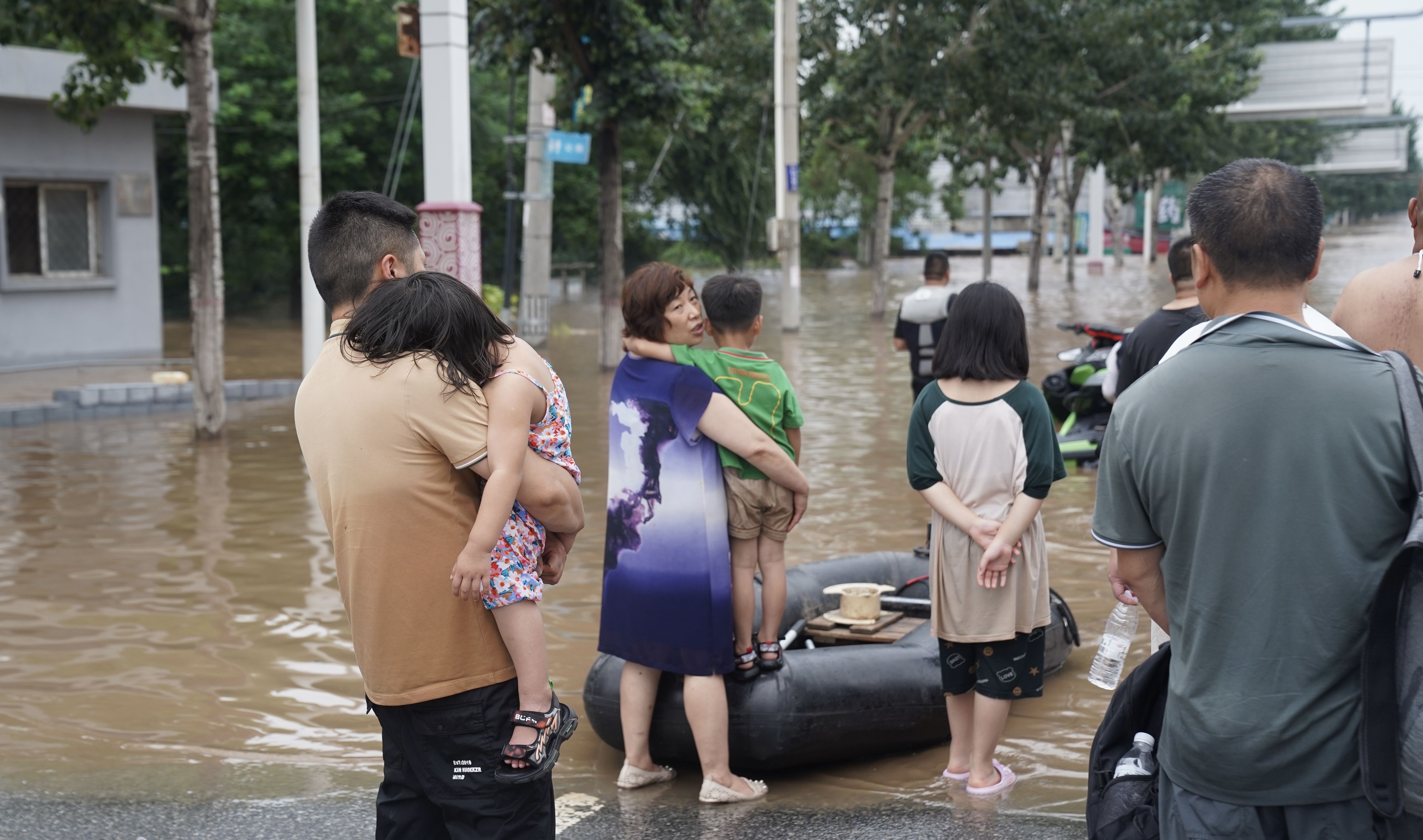 东仙坡镇下胡良村，村民在路口等待救援。