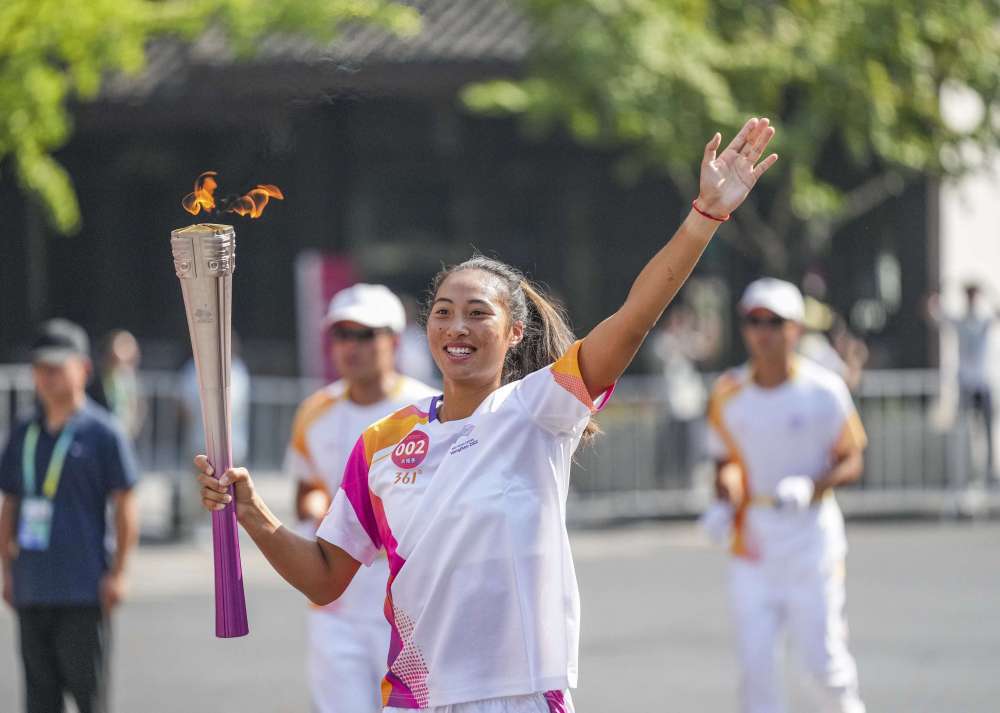 火炬手郑钦文在火炬传递中.