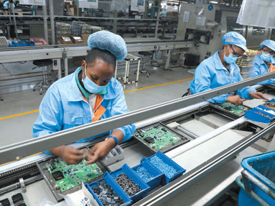 当地员工在海信南非工业园的零配件生产车间装配电机。本报记者 邹 松摄
