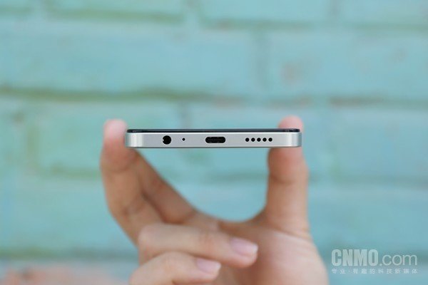 vivo Y78保留了3.5mm耳机接口