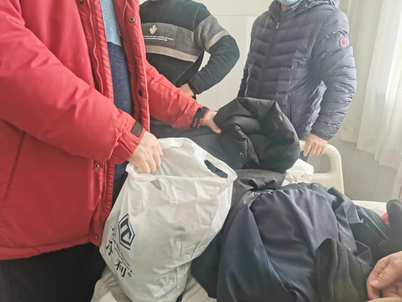 刘华云父亲出院前,家里人在收拾病房里的东西。