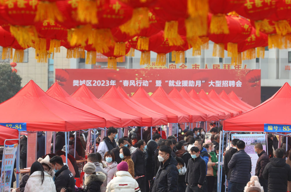 2月1日,求职者在湖北襄阳人民广场举行的招聘会上了解岗位情况。新华社发(王虎摄)