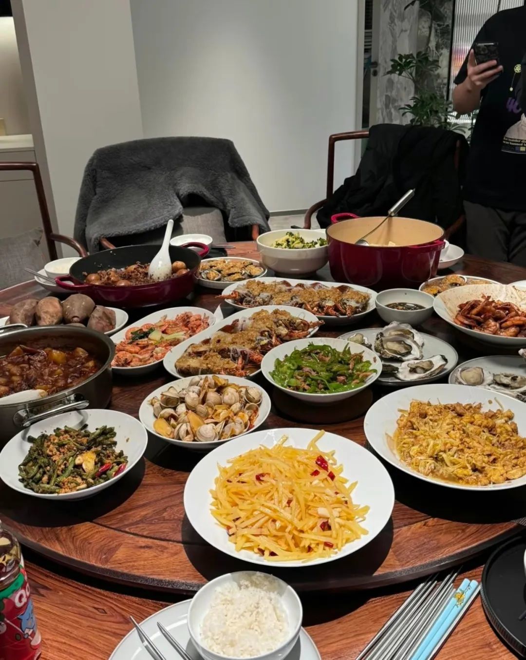 还记得《庆余年》里的小叶轻眉吗？18岁的她长这样…