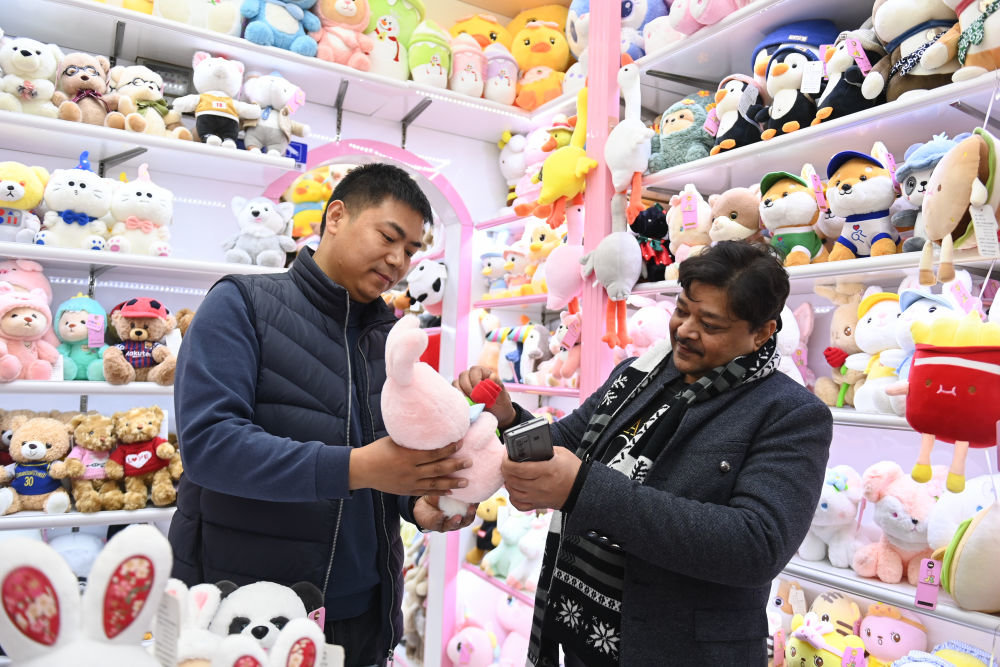 来自印度的客商（右）在义乌国际商贸城的一家玩具店铺内选购商品（2023年2月2日摄）。新华社记者 黄宗治 摄