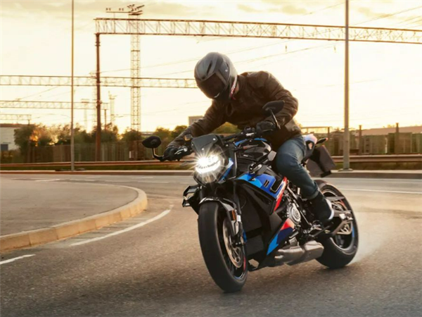 23.99万起 宝马两款新任机车皇帝上市:品牌民用摩托最高科技加持