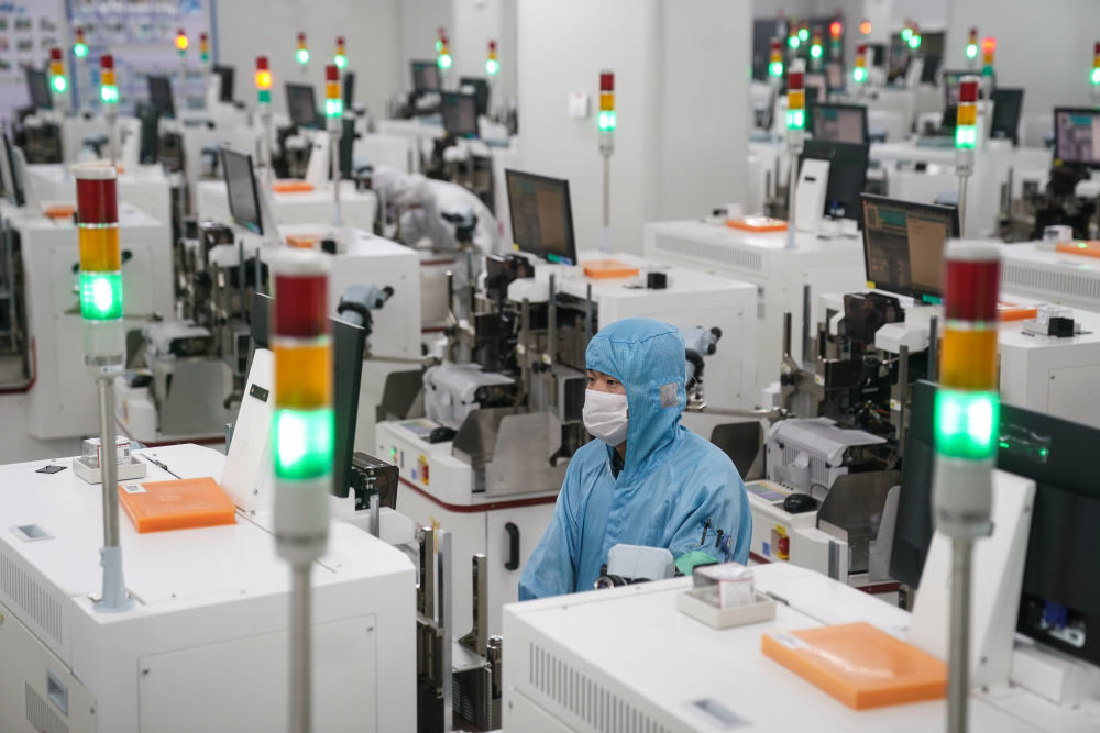 3月9日，华天科技（南京）有限公司技术人员对自动化焊线设备进行调试。新华社记者季春鹏 摄