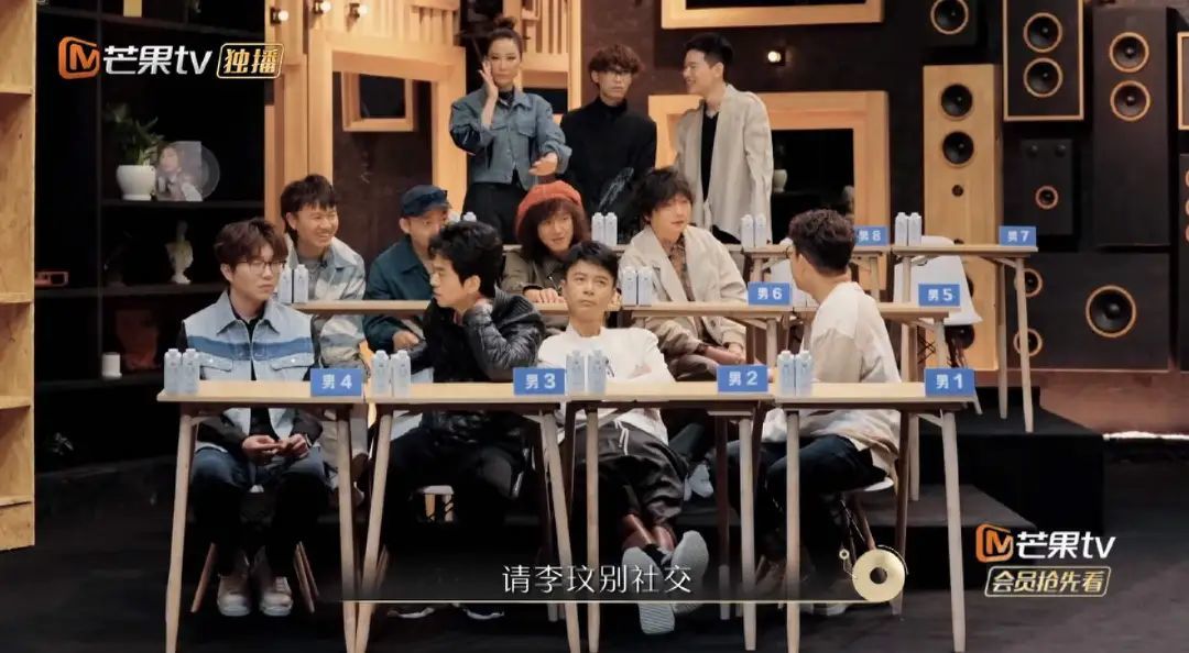 一句话都不说？以为她被孤立了…