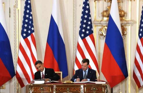 2010年4月8日,时任美国总统奥巴马(左)和俄罗斯总统梅德韦杰夫在