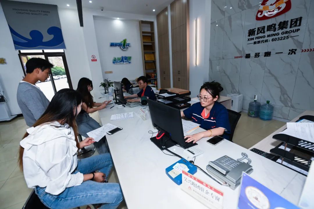 湖州市吴兴区政务办“吴兴跑团”驻企服务专员为企业“上门办”，为企业员工办证办事 图源：新华社