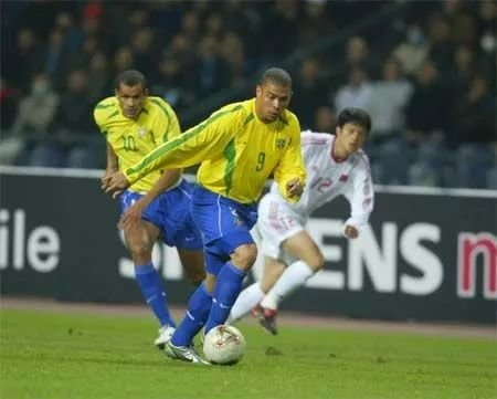 ▲2003年,中国队与巴西队的热身赛。图源:网络