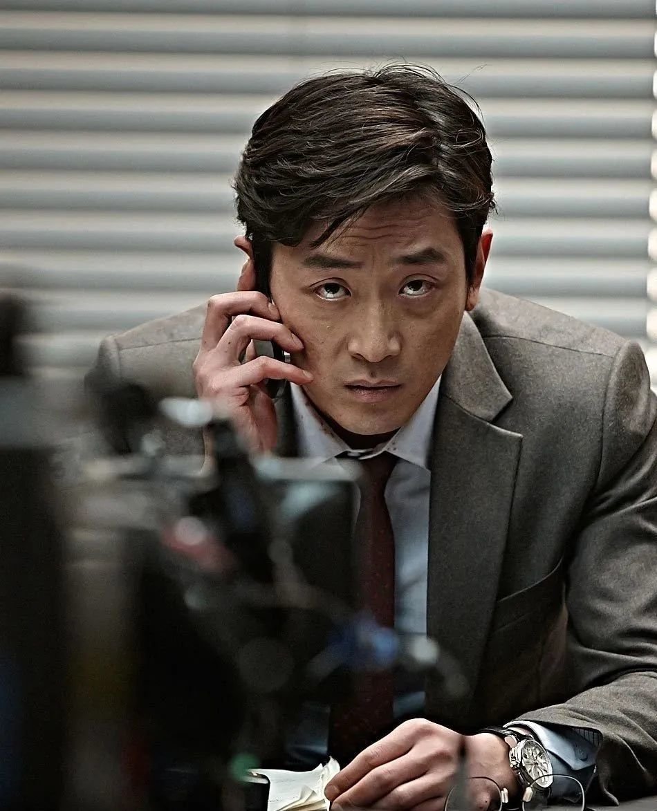 ·河正宇在《恐怖直播》中饰演一名电视台主持人。