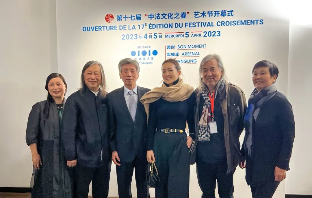 ▲ 现场合影,左起:红砖美术馆执行董事曹梅及馆长闫士杰、中央美术学院院长范迪安、演员巩俐、艺术家严培明、艺术家沈远,图源:红砖美术馆