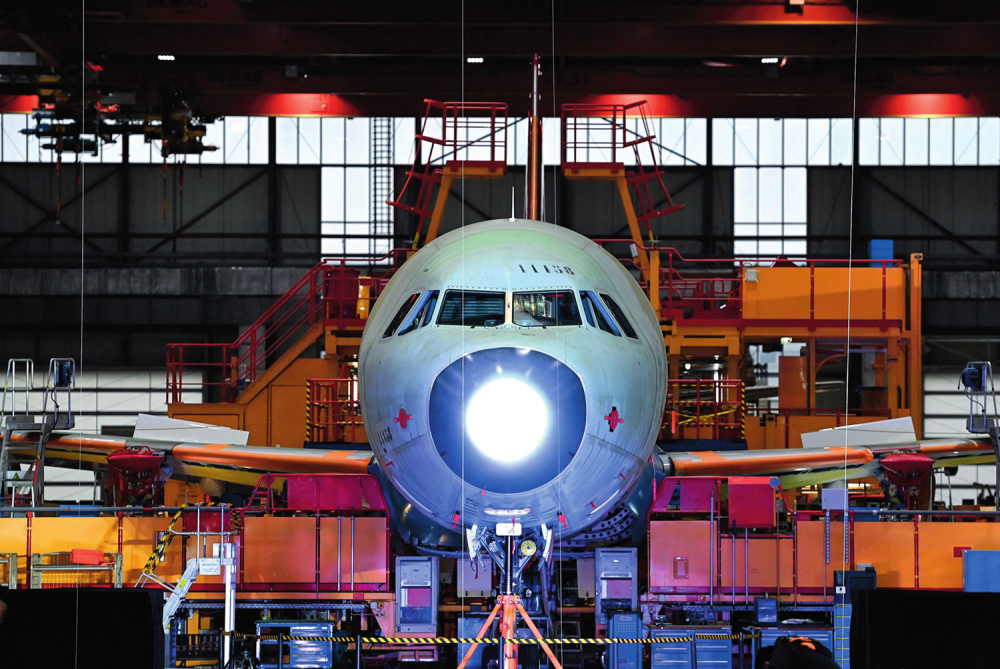 空客天津总装线的首架空客 A321 飞机上线开始总装（2022 年 11 月 9 日摄）赵子硕摄 / 本刊