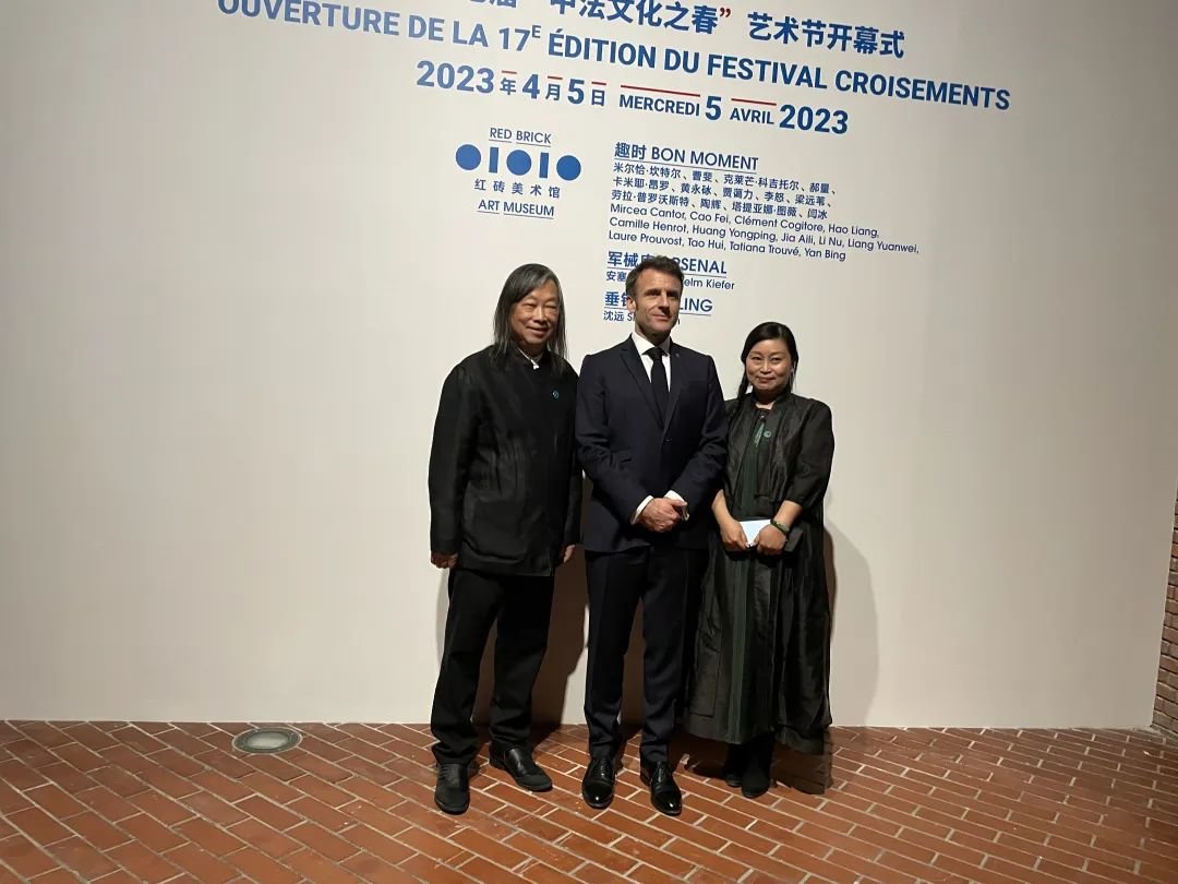 ▲ 在2023“中法文化之春”开幕后,马克龙总统参观红砖美术馆展览“趣时“,与红砖美术馆创始人闫士杰馆长及夫人、联合创始人曹梅合影,图源:孙文杰