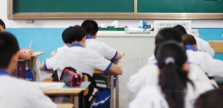 学生在课间写作业 图源：央视新闻