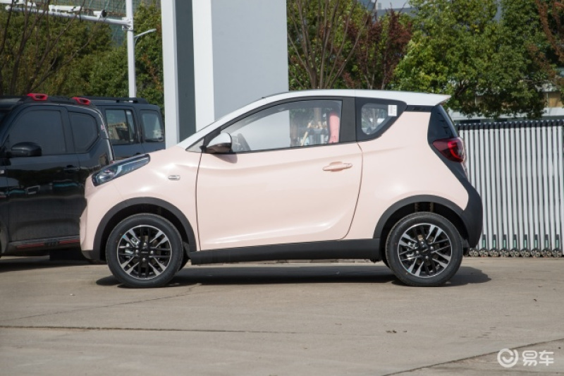 有所增加,另外小蚂蚁的侧面在一众微型纯电车中都是比较流畅动感的