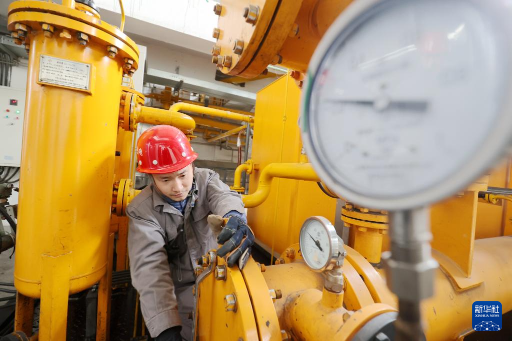 12月23日，浙江省湖州市德清县雷甸镇中能热电有限公司工作人员对供热设备进行巡检。新华社图片