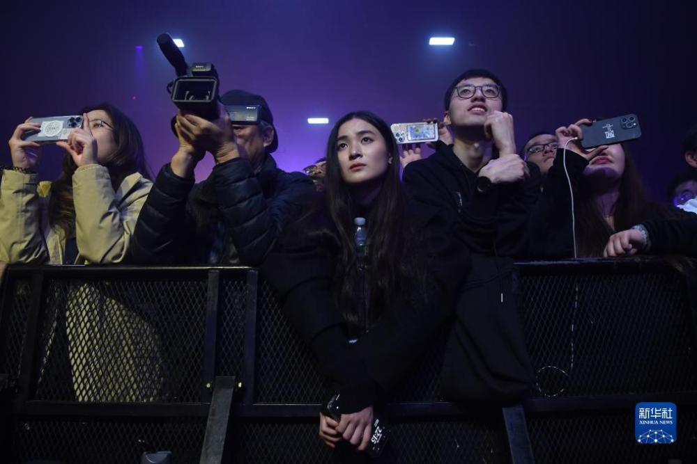 11月25日，在美国纽约，观众观看“有朋自东方来”音乐节演出。新华社记者 李睿 摄