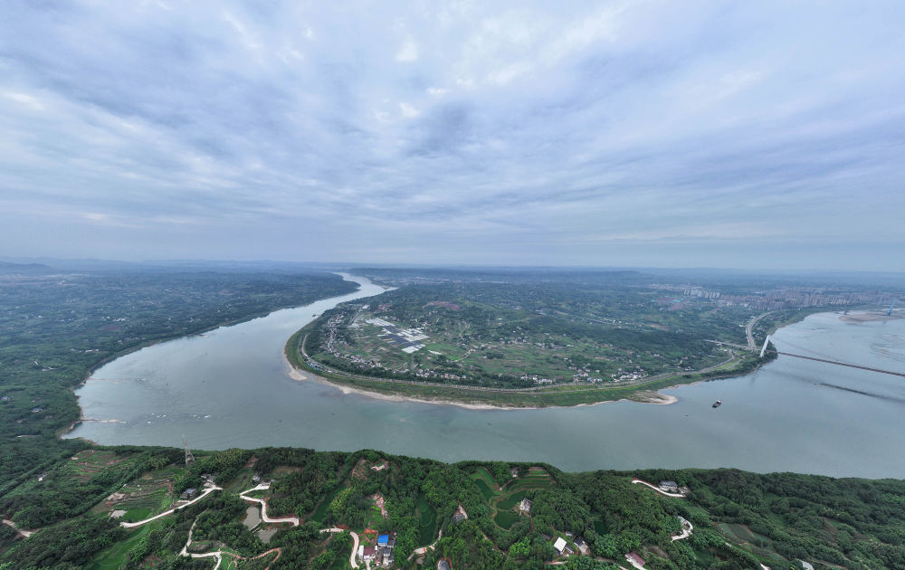 ↑长江村位于宜宾市南溪区，地形以冲积坝和浅丘为主，土地肥沃，幅员面积7.6平方公里。