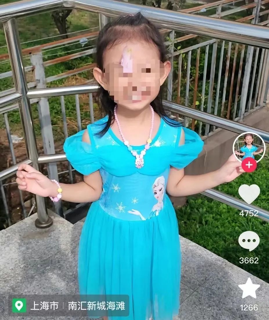 〓 照片中,芯芯额头的黑痣被花瓣遮盖,难以辨别。图源:@黄元芯的父亲