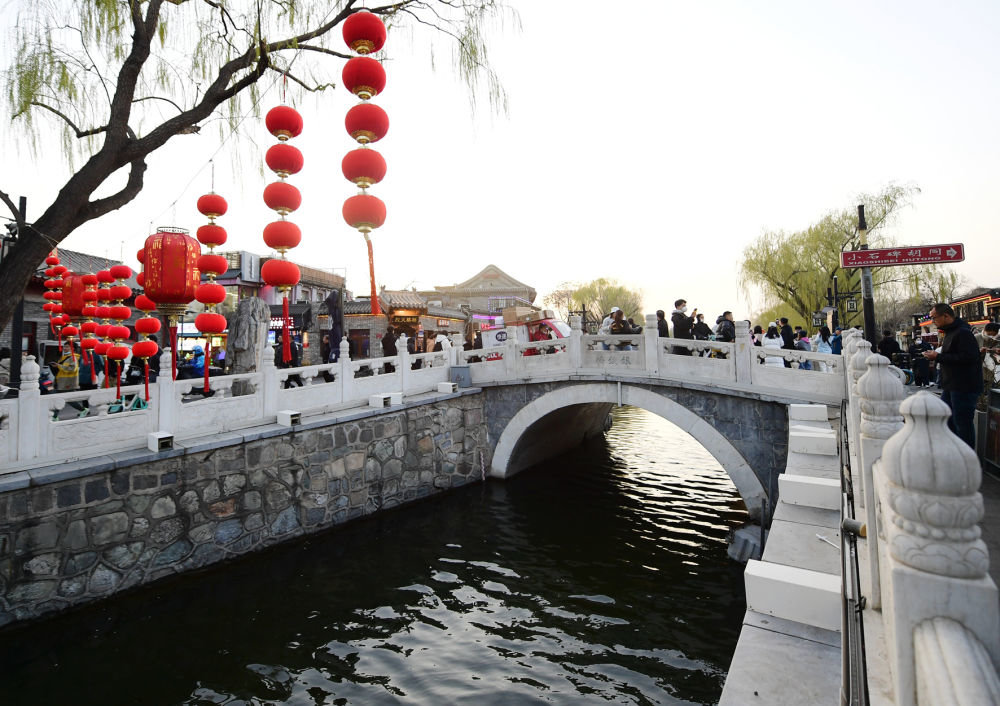 2023年3月12日，游客在北京什刹海游玩。新华社记者张晨霖摄