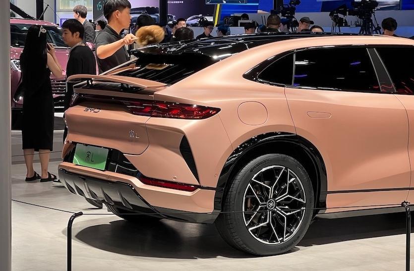 【成都车展】人送外号“最美比亚迪”,配色猛男芭比粉?宋L亮相