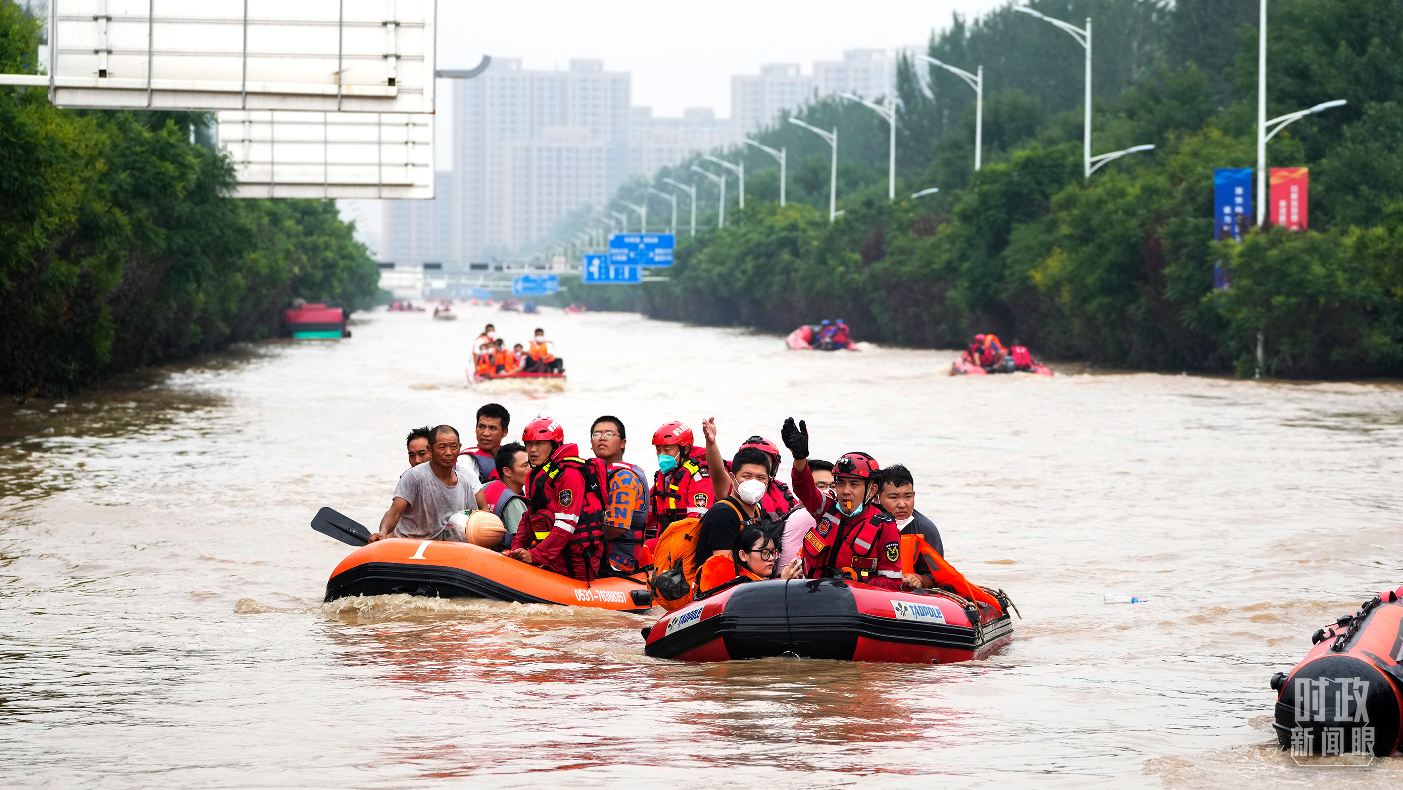 △ 8月初，河北涿州居民在洪水中乘坐橡皮艇撤离。（图/视觉中国）
