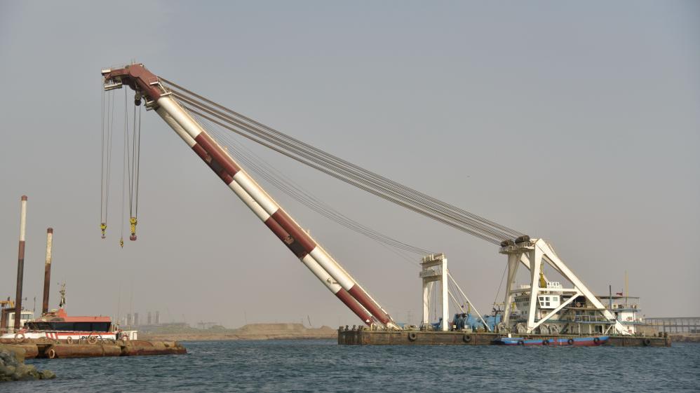 2017年8月18日，中国港湾公司第四航道局的起重船在沙特吉赞经济城项目上作业。