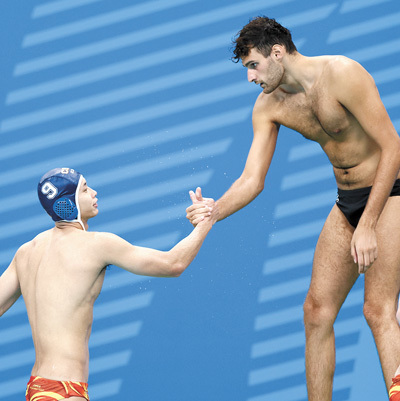 7月29日，成都大运会男子水球小组赛后，中国大学生体育代表团队员与意大利大学生体育代表团队员握手致意。　　本报记者 蒋雨师摄