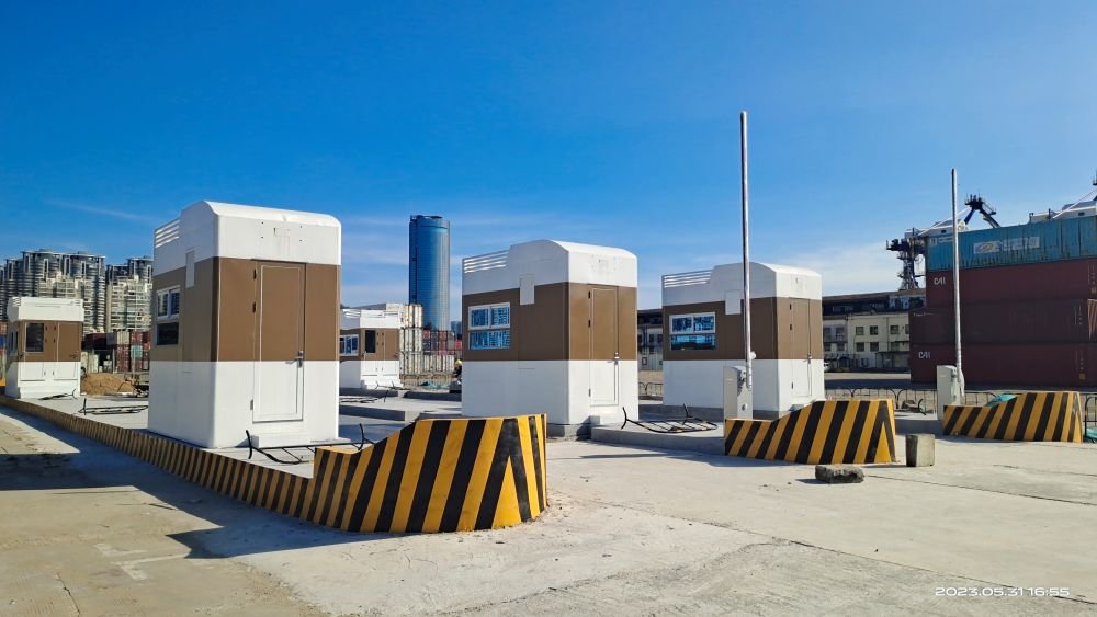 图为海口秀英港集装箱查验区域海关查验卡口。（袁晨恒 摄）