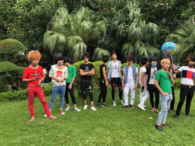 杀马特们在广东东莞石排公园聚会 李一凡拍摄 图源:第一财经