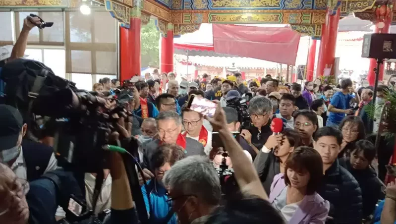 柯文哲与侯友宜10月31日同台出席活动，现场人挤人。图自台湾《联合报》