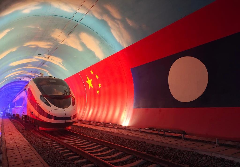 2021年12月3日，中老铁路正式开通运营。这是“澜沧号”动车组通过中老友谊隧道内的两国边界。
