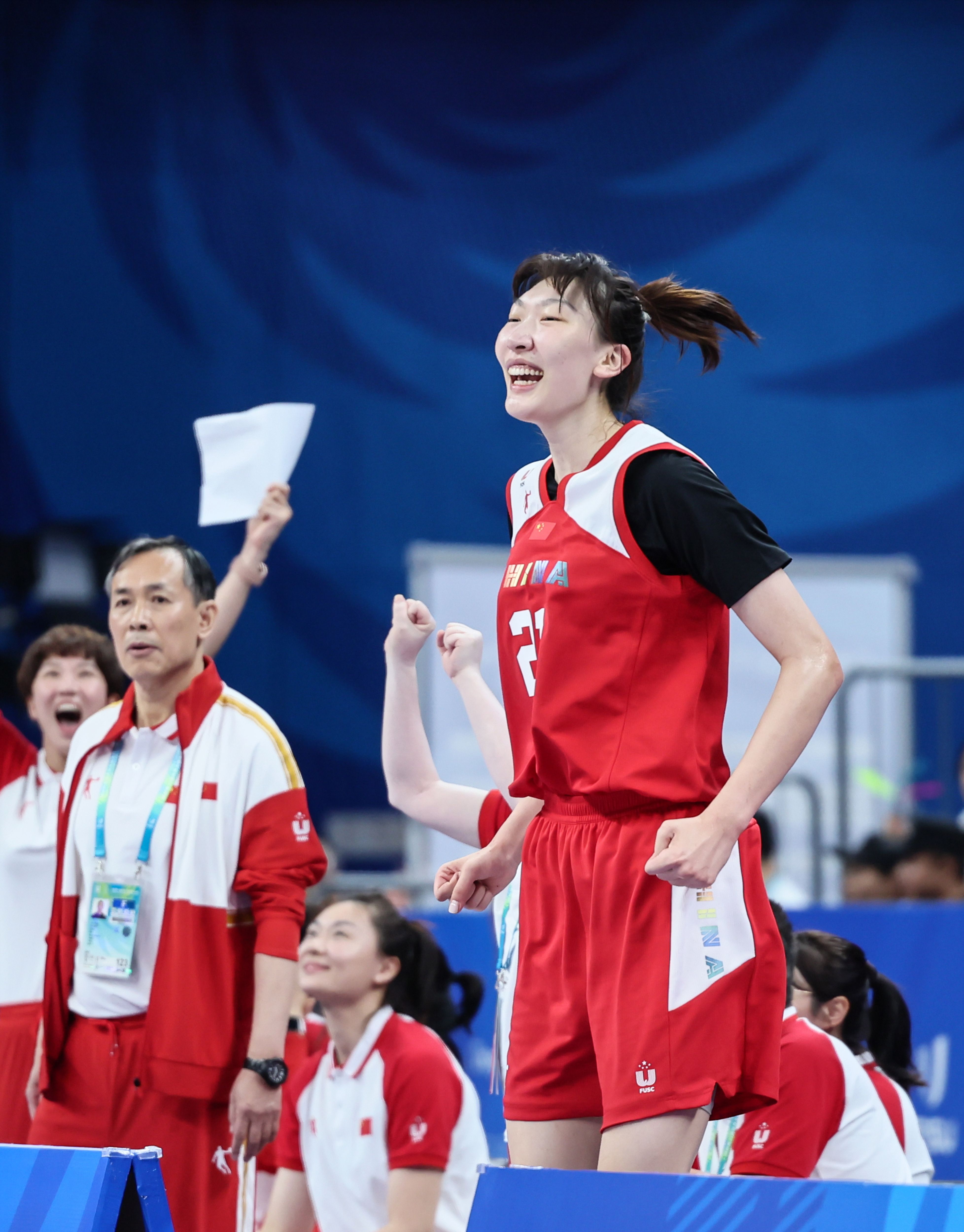 8月5日，中国队球员韩旭（右）在庆祝比赛得分。新华社记者兰红光摄