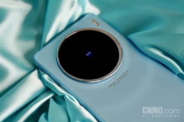 vivo X100采用独特的“月环云阶”设计