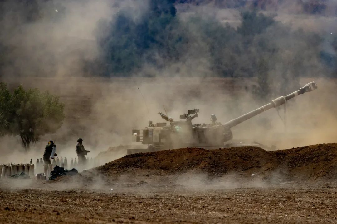 当地时间2023年10月10日，以色列空袭继续，以色列军队将军事装备、装甲车和火炮运送到以色列加沙边境。