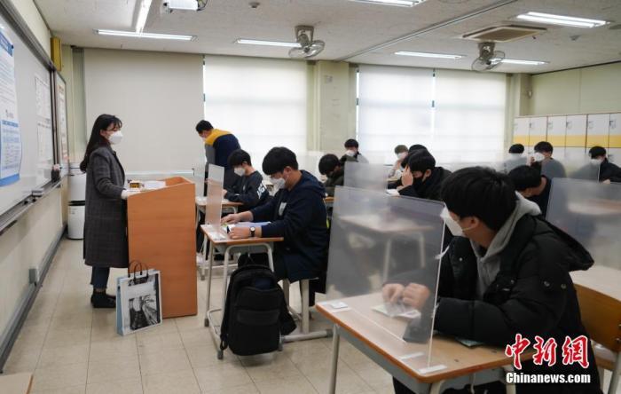 12月3日，延迟近一个月的韩国高考举行。据韩国教育部消息，今年考生约49.34万人，创历史最低纪录。图为在首尔某考点内，考桌上设有隔板。中新社发 首尔市教育厅 供图